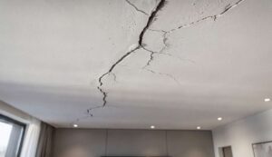 Plafond met scheuren: wanneer is het alleen cosmetisch en wanneer moet een expert meekijken?