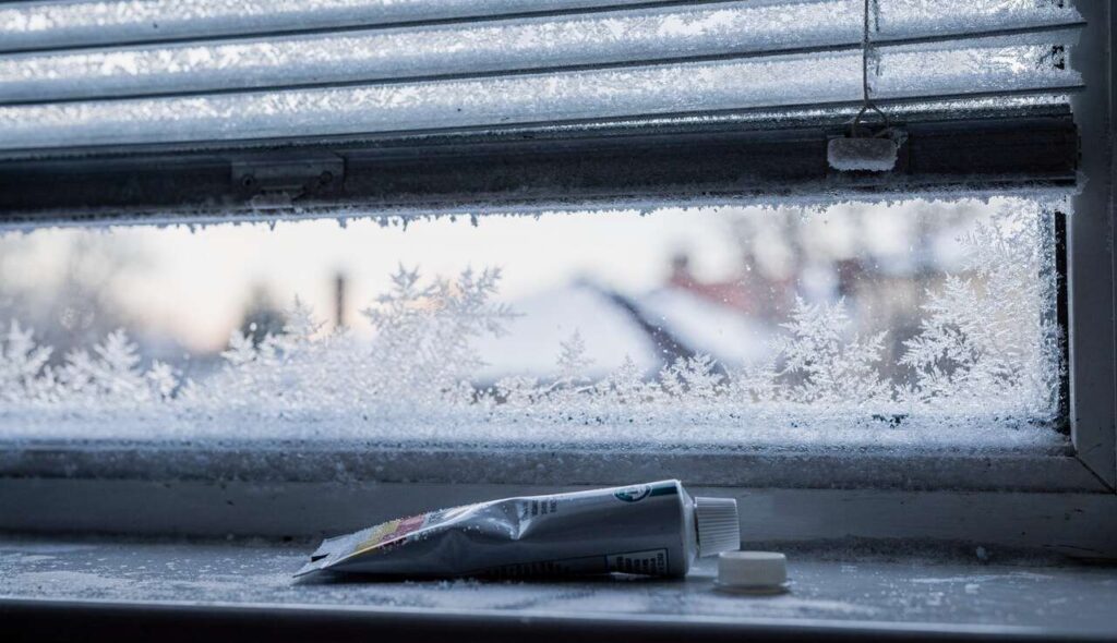 Rolluik klemt na de vorst: dit smeermiddel voorkomt dat het mechanisme beschadigt