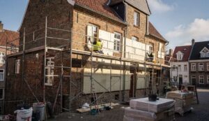 Gevelisolatie van buitenaf: waarom dit populairder wordt dan spouwmuurisolatie bij oude woningen