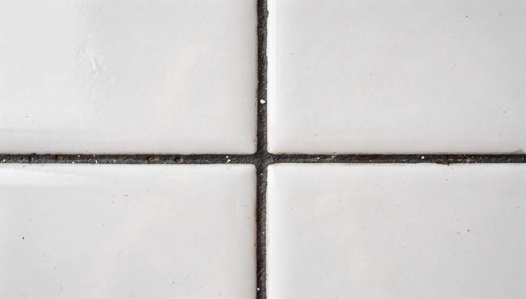 Voegen in de badkamer zwart geworden? De doe-het-zelfmethode die ze weer wit maakt