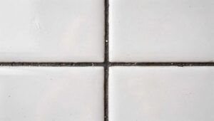 Voegen in de badkamer zwart geworden? De doe-het-zelfmethode die ze weer wit maakt