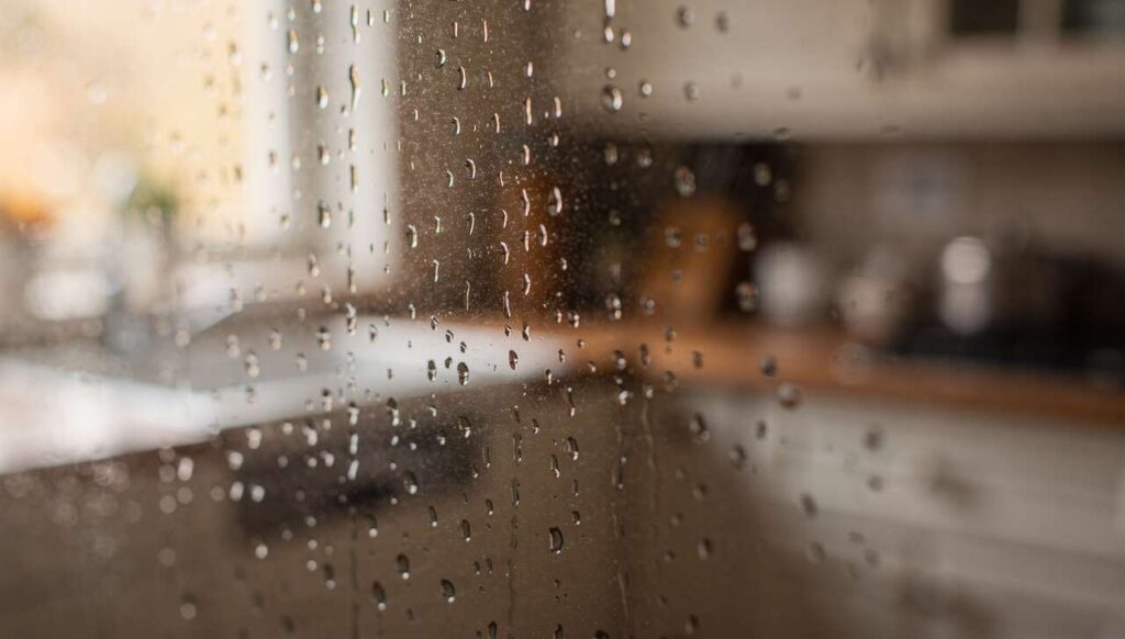 Condensvorming op ramen: de simpele aanpassing die loodgieters als eerste aanraden